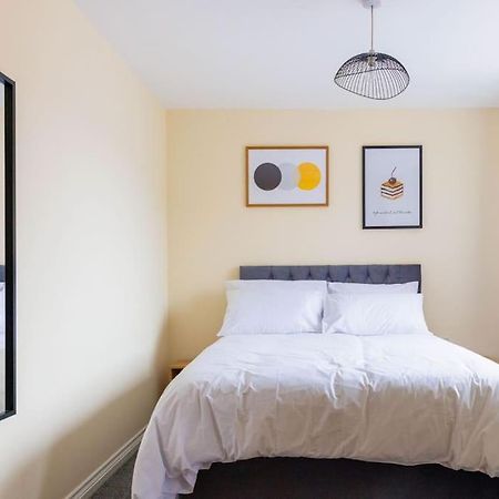 Stylish 3 Bedroom And Free Parking Thamesmead  Exteriör bild