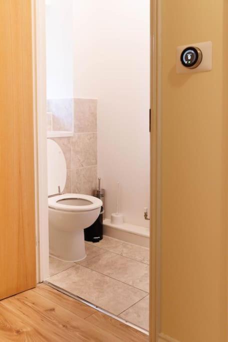 Stylish 3 Bedroom And Free Parking Thamesmead  Exteriör bild