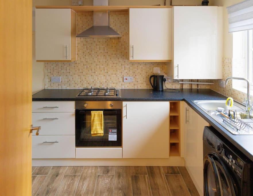 Stylish 3 Bedroom And Free Parking Thamesmead  Exteriör bild
