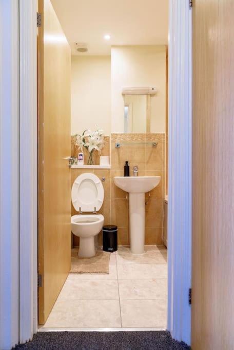 Stylish 3 Bedroom And Free Parking Thamesmead  Exteriör bild