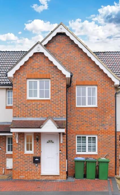 Stylish 3 Bedroom And Free Parking Thamesmead  Exteriör bild