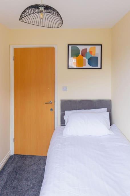 Stylish 3 Bedroom And Free Parking Thamesmead  Exteriör bild