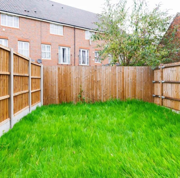 Stylish 3 Bedroom And Free Parking Thamesmead  Exteriör bild