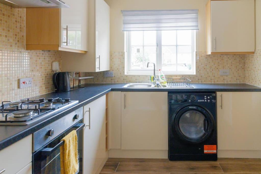 Stylish 3 Bedroom And Free Parking Thamesmead  Exteriör bild