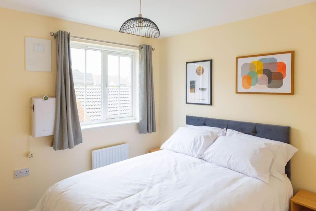 Stylish 3 Bedroom And Free Parking Thamesmead  Exteriör bild